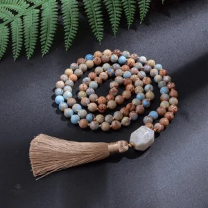 Mala en pierres multicolores, symbole de méditation tibétaine