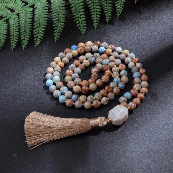 Mala en pierres multicolores, symbole de méditation tibétaine