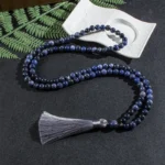 Perles bleues du mala tibétain, accessoire spirituel unique