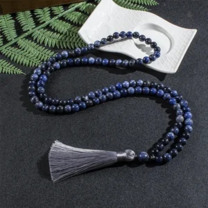 Perles bleues du mala tibétain, accessoire spirituel unique