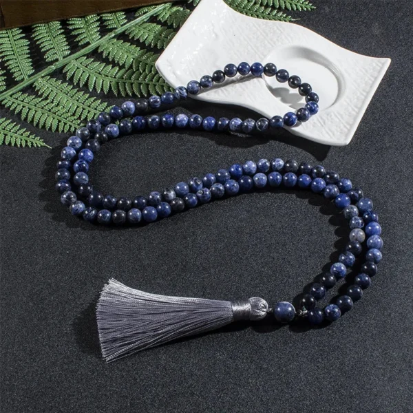 Perles bleues du mala tibétain, accessoire spirituel unique
