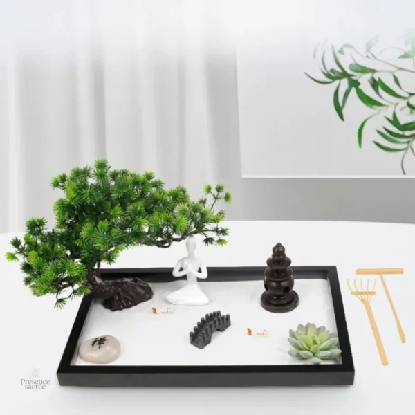Détails du mini jardin zen avec statue de Bouddha