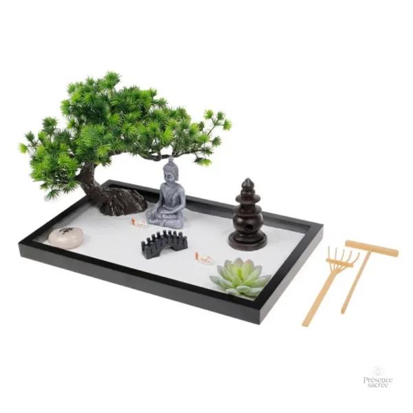 Miniature de jardin zen avec Bouddha et sable blanc