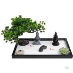 Bouddha en méditation dans un jardin zen miniature