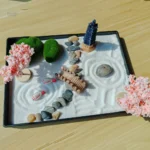 Cerisiers fleuris dans un jardin zen compact