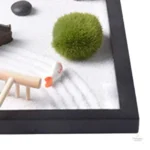 Décor zen miniature avec sable et pierres