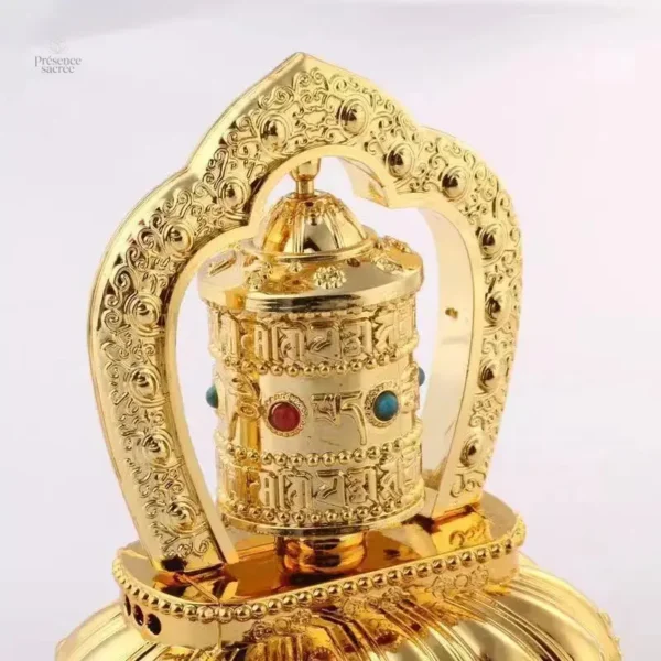 Accessoire spirituel : moulin à prières éclairé par le soleil