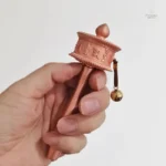 Moulin à prières en bois sculpté