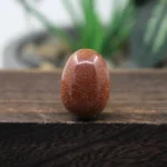 Oeuf de Yoni en pierre dorée rouge