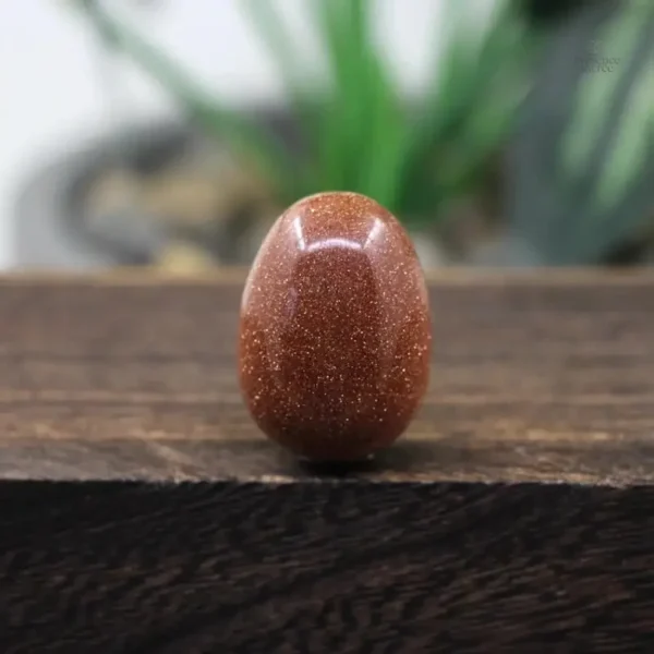 Oeuf de Yoni en pierre dorée rouge