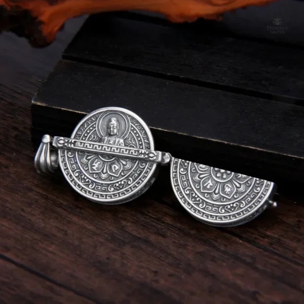 Pendentif amulette inspiré des enseignements bouddhistes