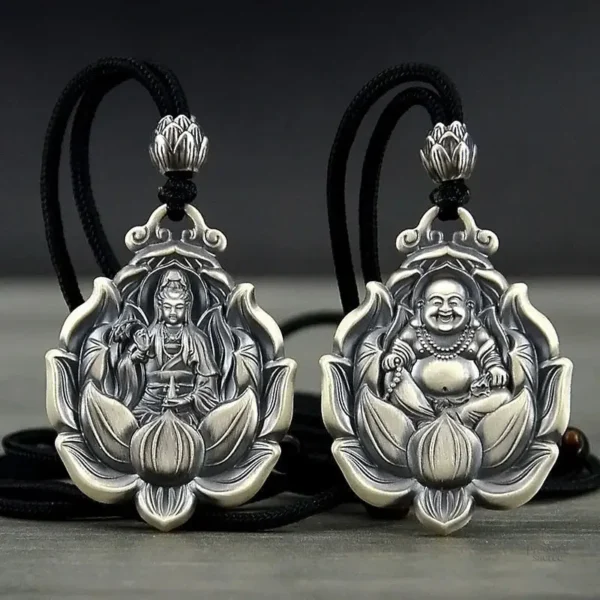 Amulette en argent inspirée de la tradition bouddhiste