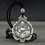 Pendentif décoratif en argent avec motifs spirituels