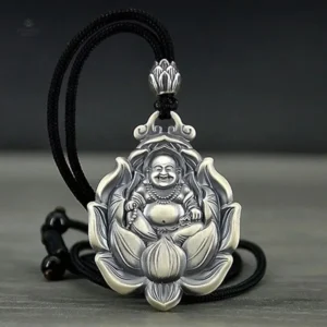 Pendentif décoratif en argent avec motifs spirituels
