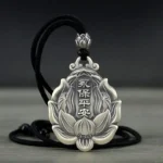 Pendentif spirituel en argent avec design bouddhiste