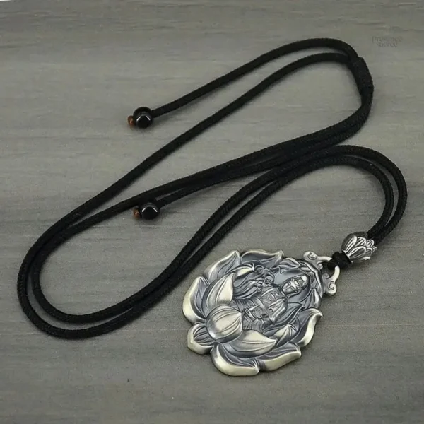 Amulette argentée, symbole de protection bouddhiste