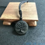 Bijou en obsidienne avec motif d'arbre de vie