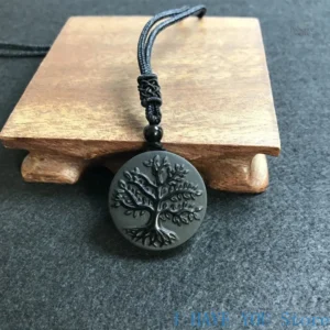Bijou en obsidienne avec motif d'arbre de vie