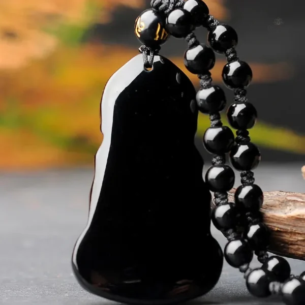 Bijou Bouddha noir, design épuré pour un look serein