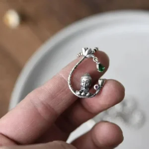 Pendentif argenté représentant Bouddha serein