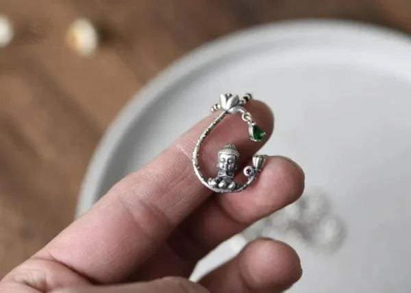 Pendentif argenté représentant Bouddha serein