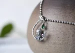 Bijou en argent avec symbolique bouddhiste profonde