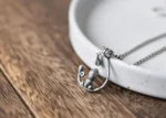 Pendentif divinité bouddhiste, design élégant en argent
