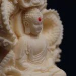 Bijou Bouddha représentant un dragon stylisé en blanc