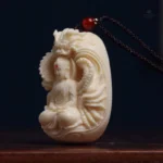 Pendentif dragon blanc symbolisant sagesse et sérénité