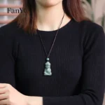 Collier en jade, pendentif représentant Bouddha serein