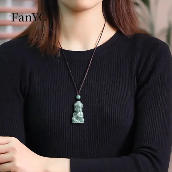 Collier en jade, pendentif représentant Bouddha serein