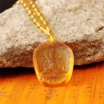 Pendentif Bouddha Jaune sur collier, symbole de sérénité
