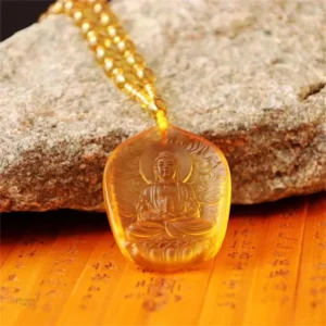 Pendentif Bouddha Jaune sur collier, symbole de sérénité