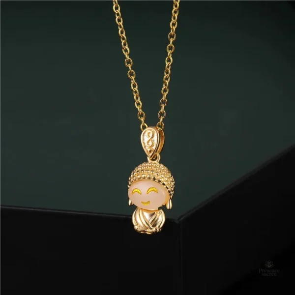 Collier avec pendentif Bouddha stylisé pour un look tendance