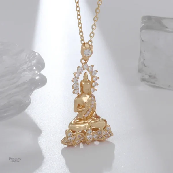 Bijou Bouddha en or, accessoire de méditation chic