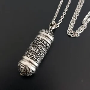 Collier Bouddhiste avec pendentif cylindrique Om en style traditionnel