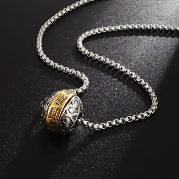 Collier avec pendentif symbolique Om