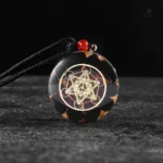 Bijou en obsidienne avec symbole géométrique sacré