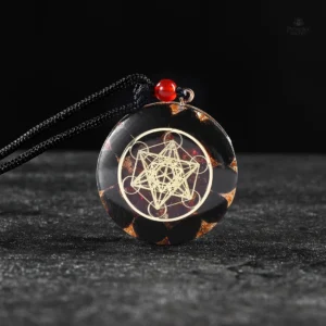 Bijou en obsidienne avec symbole géométrique sacré