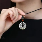 Bijou spirituel, pendentif Om argenté, design épuré
