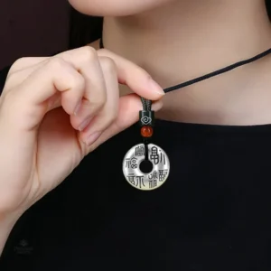 Bijou spirituel, pendentif Om argenté, design épuré