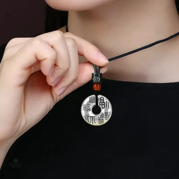 Bijou spirituel, pendentif Om argenté, design épuré