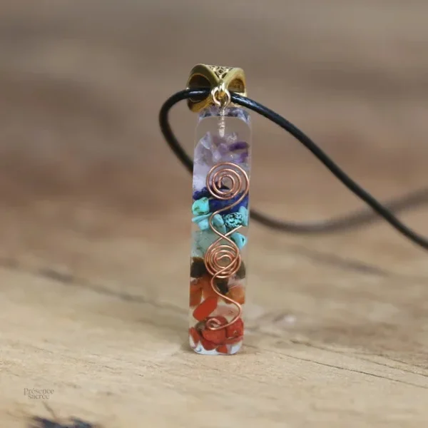 Bijou orgonite représentant les sept chakras en harmonie