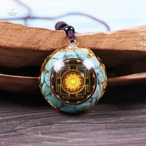 Bijou en orgonite avec pierre bleue
