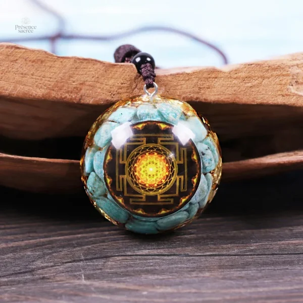 Bijou en orgonite avec pierre bleue