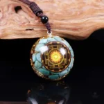 Pendentif bleu en orgonite, élégant et naturel