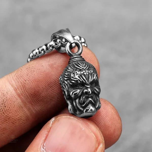 Pendentif Bouddha avec visage expressif, style contemporain
