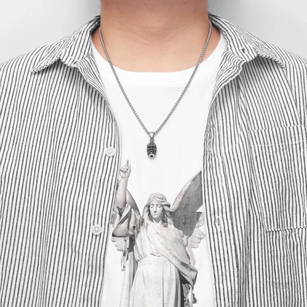 Collier décoratif représentant le visage du Bouddha démon