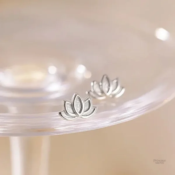 Boucles d'oreilles raffinées évoquant la beauté du lotus
