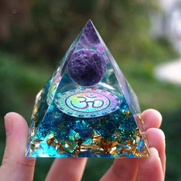 pyramide-orgonite-symbole-om-1 Pyramide Orgonite avec symbole Om̐ pour l'énergie positive
